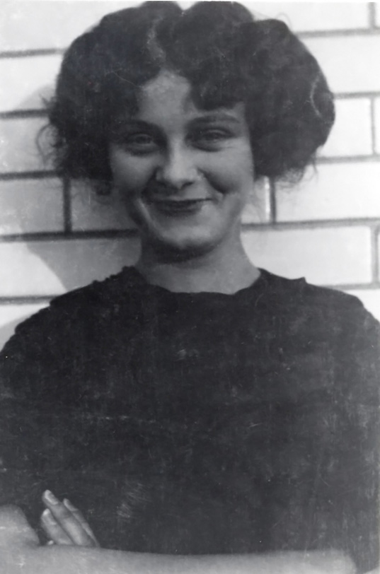 Mim as a teenage girl.
